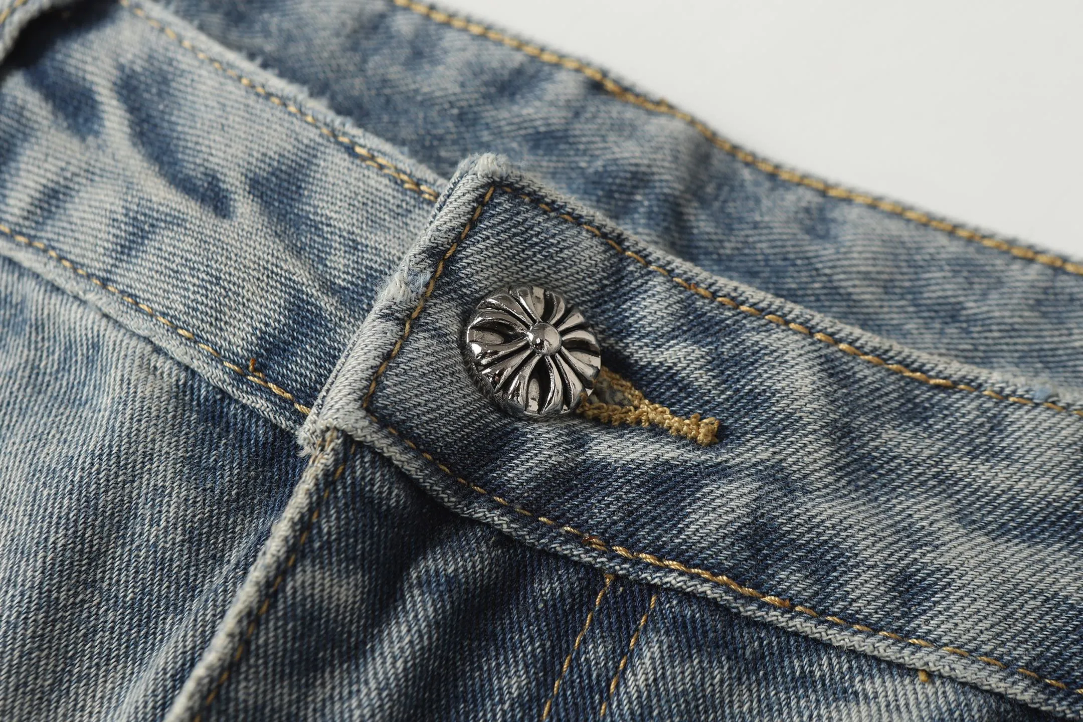 P260 Cross-border model, please do not place an order if you are pursuing quality - Chrome Hearts/Chrome Hearts Cross ✝️Pink embroidered washed jeans, trousers and casual pants - High weight, high density and high quality. The wool is soft, delicate and skin-friendly. It feels soft and silky. It has excellent warmth and skin-friendly properties. - Custom-woven and dyed, no color difference. No matter the fabric or workmanship details, it beats the ordinary version on the market. - Hardware zipper accessories are all customized, full of details - Color: washed blue -Size: 28 30 32 34 36